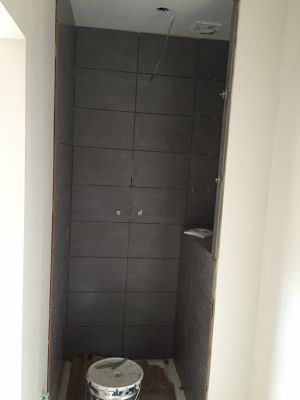 Pose de carrelage dans la salle de bain